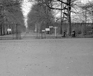 880892 Gezicht op een ingang van Park De Haar, bij de Kasteellaan te Haarzuilens (gemeente Vleuten-De Meern).